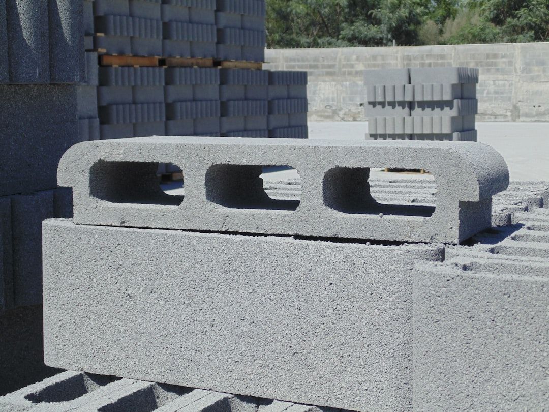Betongblock och murstenar staplade på en byggarbetsplats.