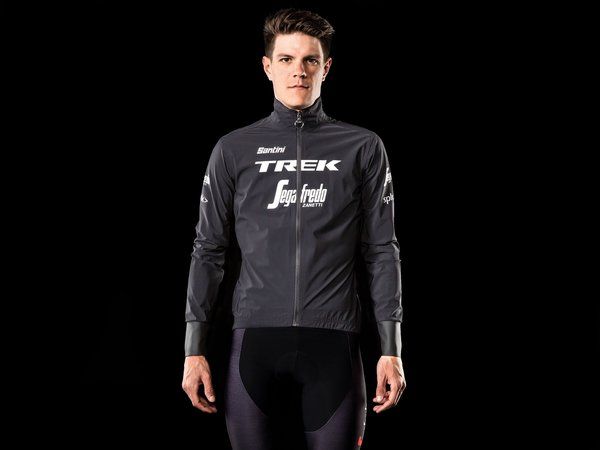 Cyklist i en mörk cykeljacka med tydligt tryck från Trek-Segafredo.