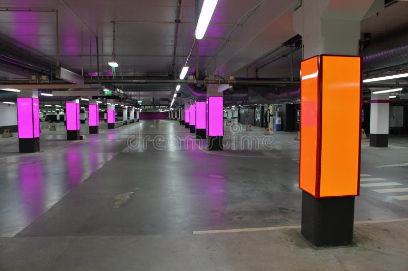Modernt parkeringsgarage i Stockholm med färgglad belysning.